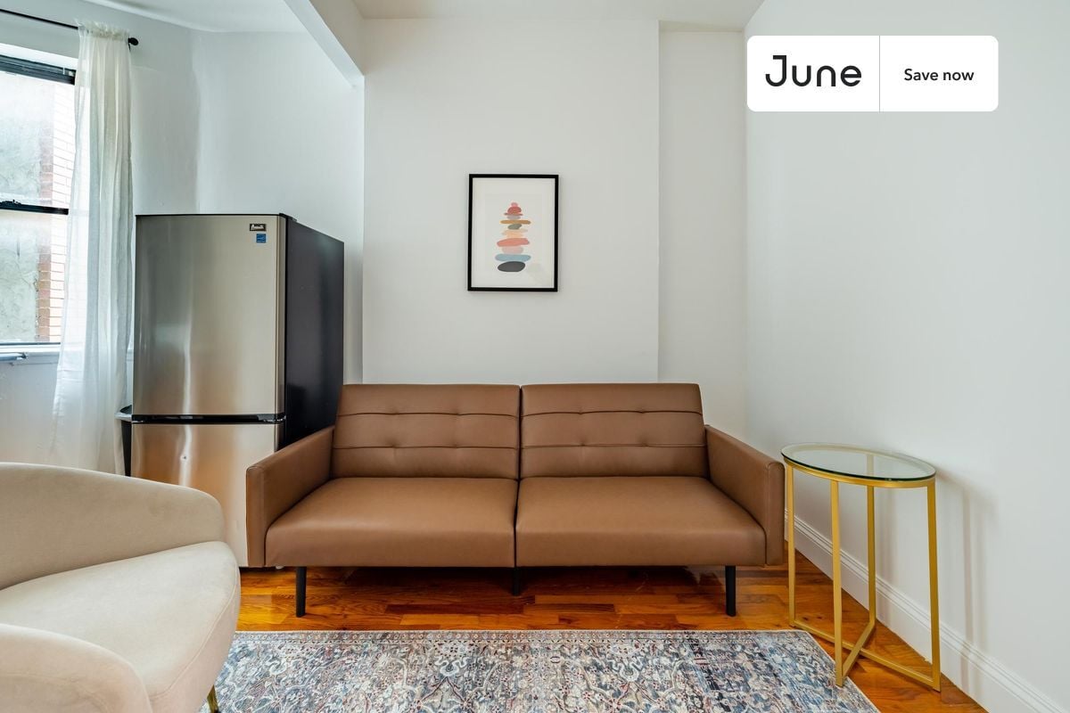 Building Photo - 611 E 11th St