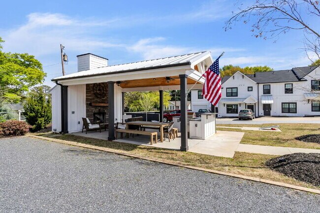 Building Photo - Modern 2-Bed, 2.5-Bath Townhouse with Small Loft in Travelers Rest