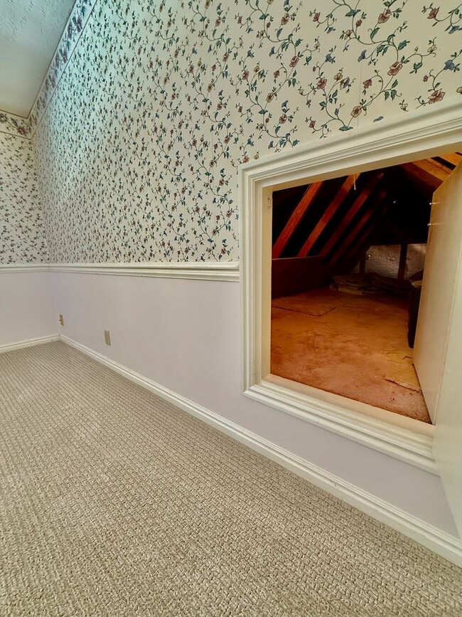 Building Photo - Distinctive and Spacious 5-BR Home in Bloomington