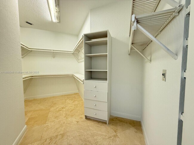 Building Photo - 996 Sanibel Dr
