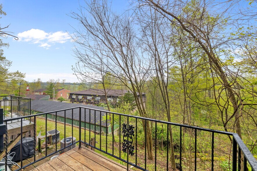 Building Photo - 216 Oakview Dr