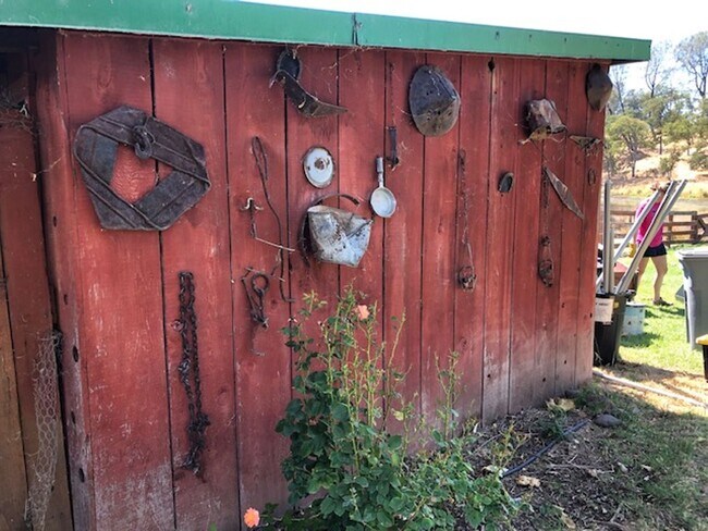 Building Photo - Butte Valley 3 bed 2 bath home, Privacy, n...