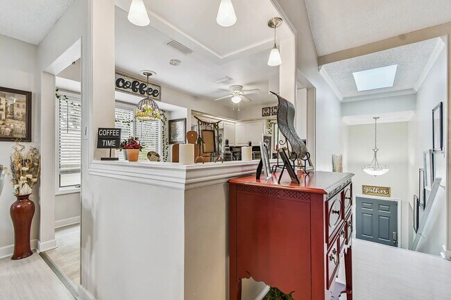 Building Photo - "Charming 3-Bed, 2-Bath Oasis at 1011a Sou...
