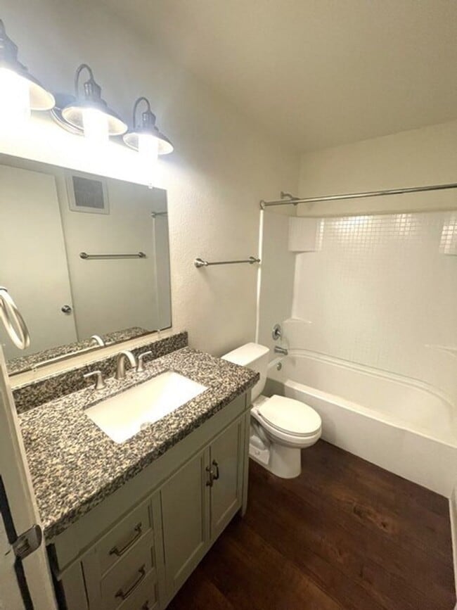 Building Photo - Private Upstairs 3 bedroom / 2 bath with 1...