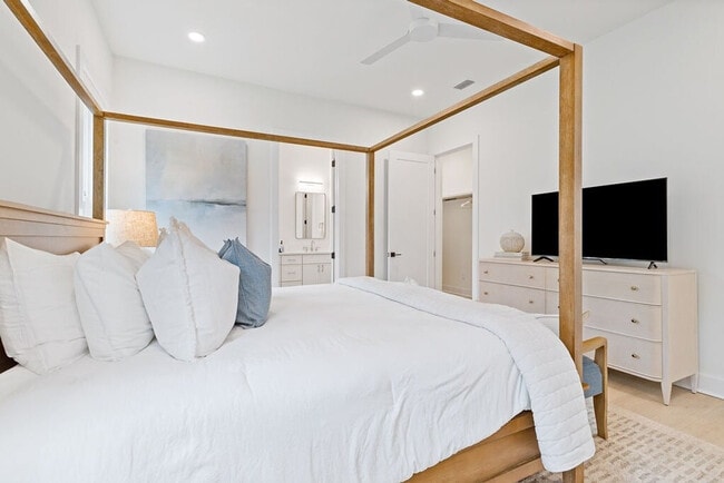 Building Photo - 68 Sarah St