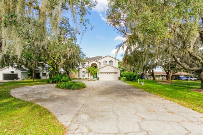 Building Photo - Beautiful Lake front home in West Kissimmee