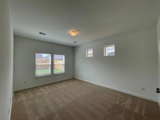Building Photo - 815 Summer Vlg Wy