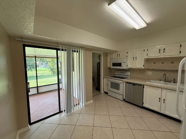 Building Photo - Cozy 2 bedroom duplex with screened patio