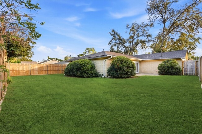 Building Photo - 5814 Viking Dr