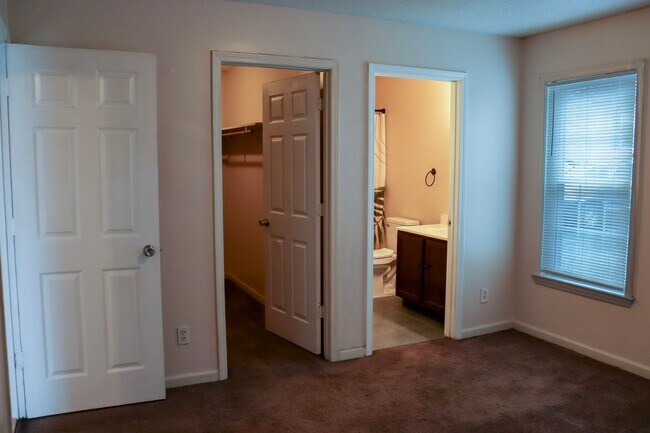 Building Photo - Charming 4 bedroom, 2 bathroom home in Greensboro w lake front views