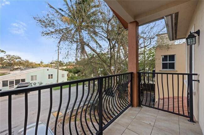 Building Photo - 819 SW 7th Ave