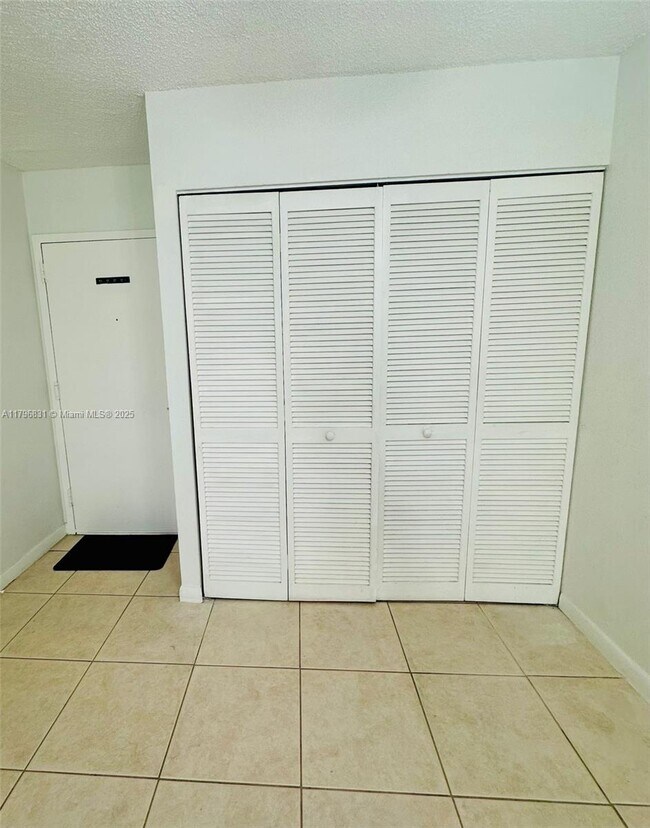 Building Photo - 9350 Fontainebleau Blvd