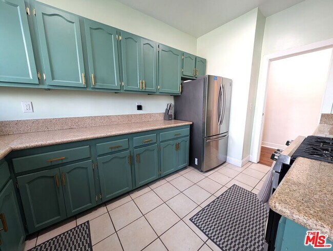 Building Photo - 2404 5th Ave