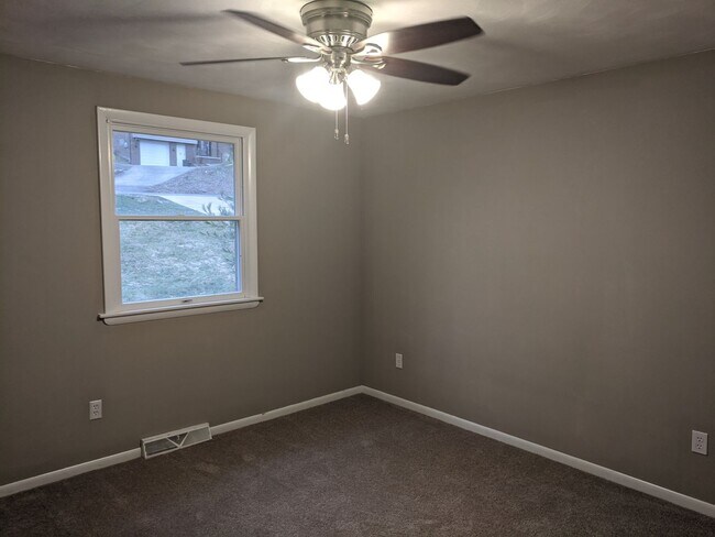 Building Photo - *****Huge 4 bedroom, 3 full bath home FOR ...
