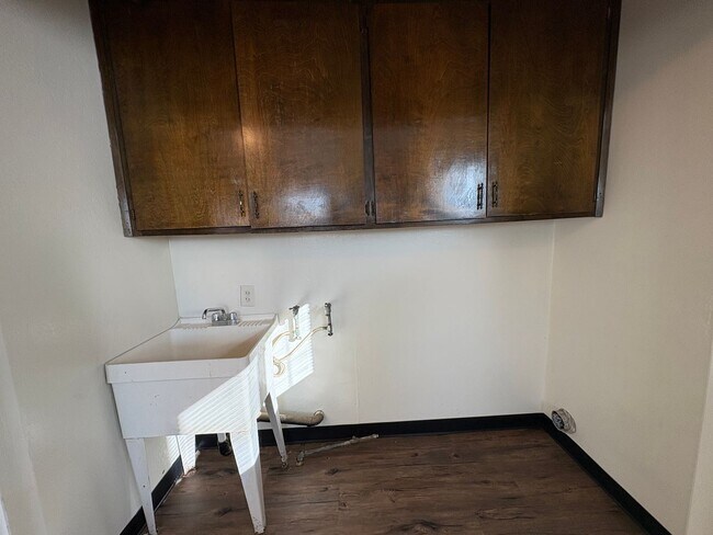 Building Photo - Cozy Home On Spacious Lot Available Now!