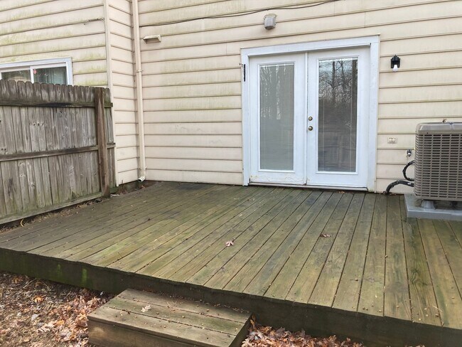 Building Photo - 9640 Greenmeadow Cir