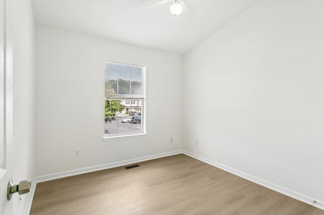 Building Photo - 104 Monument Ct