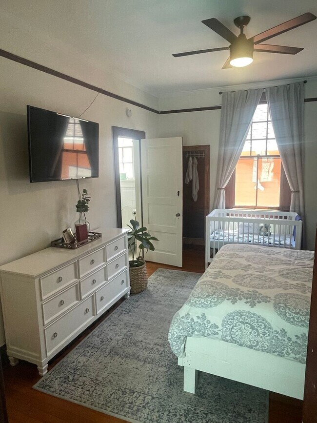 Building Photo - Gorgeous 3BD/2BA Single Family Home in Mid...