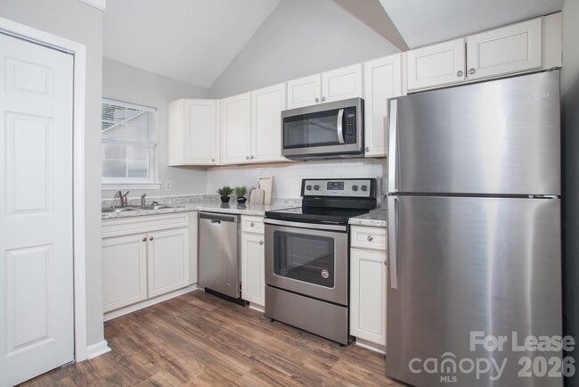 Building Photo - 303 Crown Point Dr