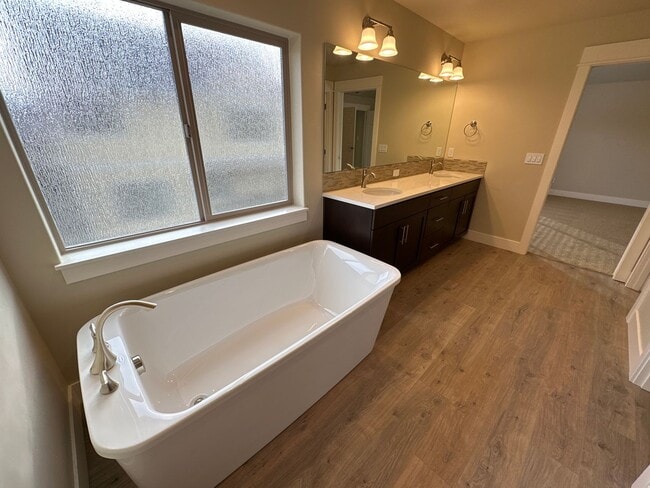 Building Photo - Newer SE Bend House w/A/C, 3 Bdrms, 2.5 Baths, 2160 Sq Ft, EVO OUTLET, Access to Pool, Dbl Garage
