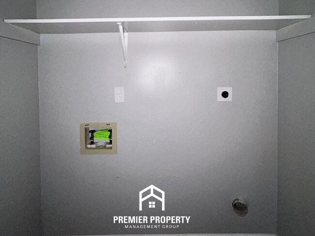 Building Photo - Massive 5BR/3BA Estate in 38125 | 2,700+ SQ FT, Vaulted Ceilings & Tile Floors