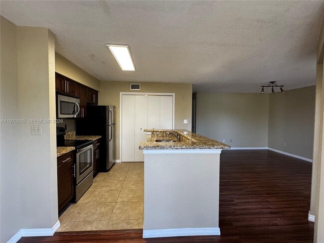 Building Photo - 977 Riverside Dr