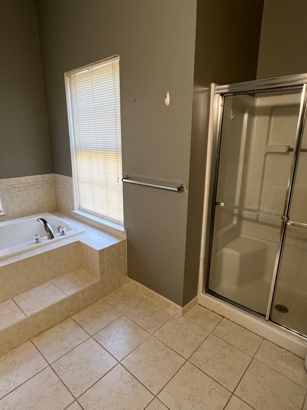 Building Photo - 13 Topeka Ct