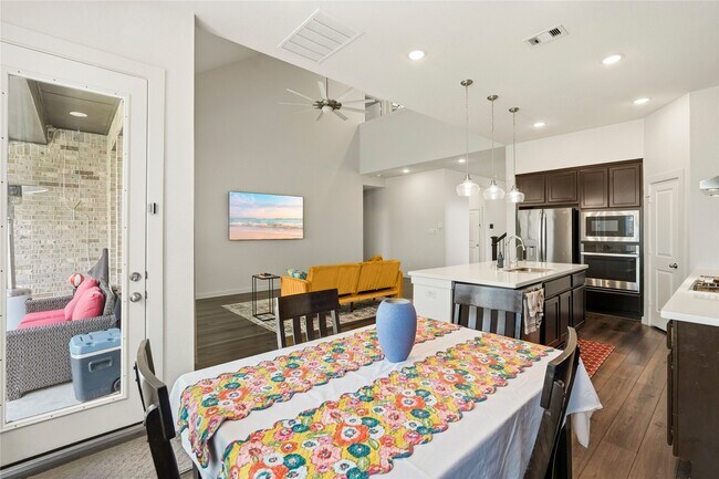 Building Photo - 15647 Roscobie Park Dr