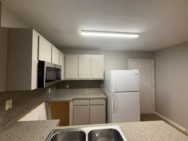 Building Photo - Ginder Properties2 (2906 Kestrel Dr)