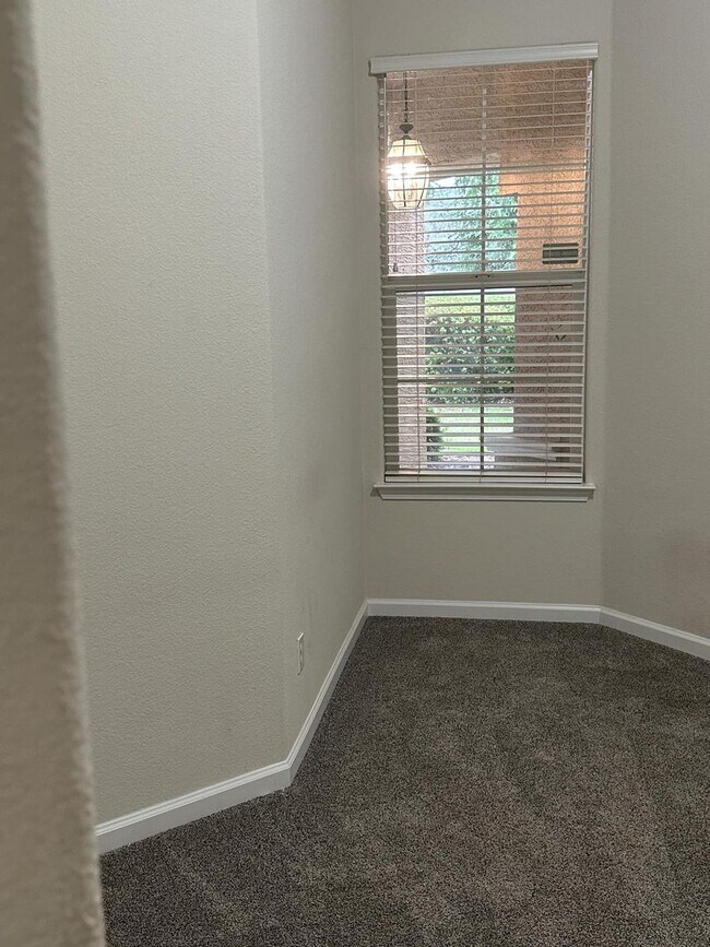 Building Photo - Charming 4 bedroom, 2 bathroom single fami...