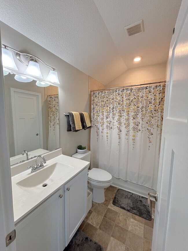 Building Photo - Marketing title- 4 bedroom/ 3 bathrooms- The Promenade at John Tyler