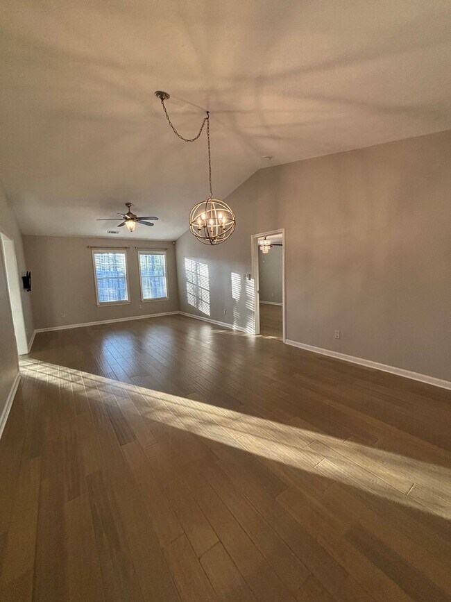 Building Photo - AVAILABLE NOW- LOW MAINTENANCE, MOVE-IN READY PATIO HOME IN NE COLUMBIA!!