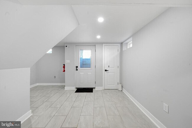 Building Photo - 409 River Rd
