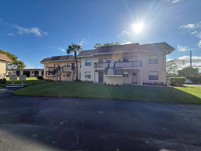 Building Photo - 6820 Palmetto Cir S