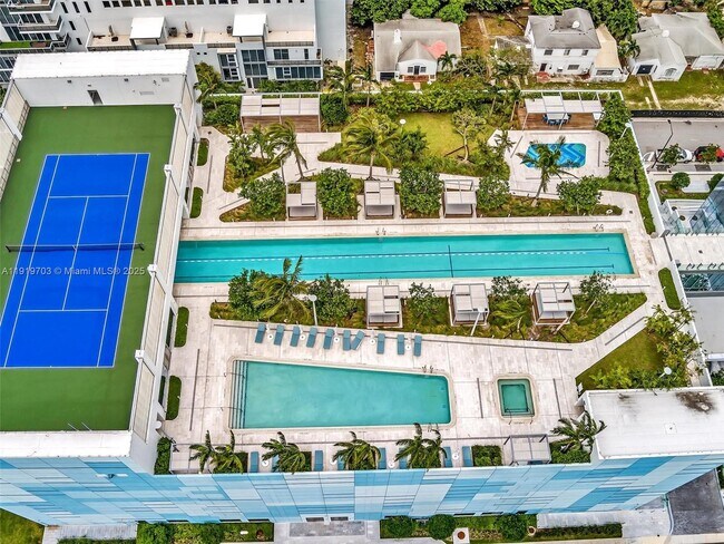 Building Photo - 700 NE 26th Terrace