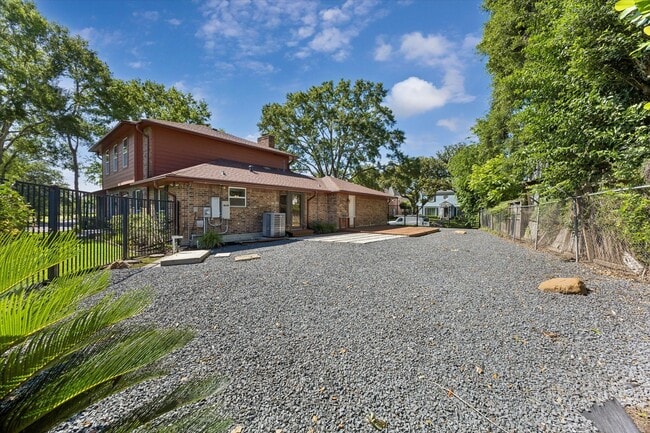 Building Photo - 3232 Parkwood Dr