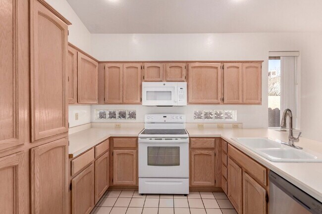 Building Photo - 4723 N Greenview Cir W