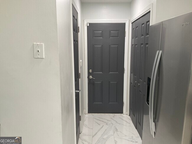 Building Photo - 558 Kenwood Rd