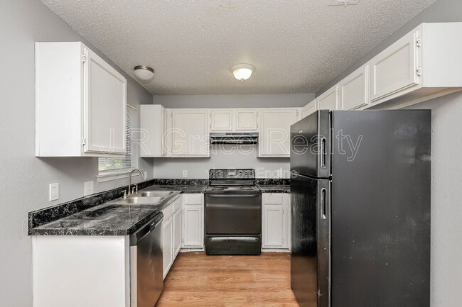 Building Photo - 5933 Shadydell Dr