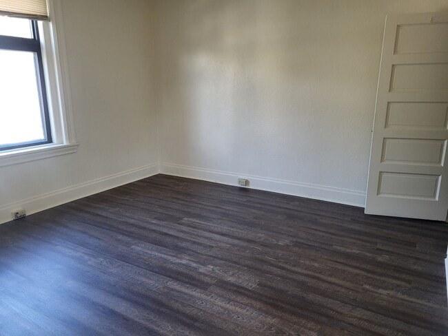 Building Photo - 4 bedroom 2 bath in Mt Washington! Available now!