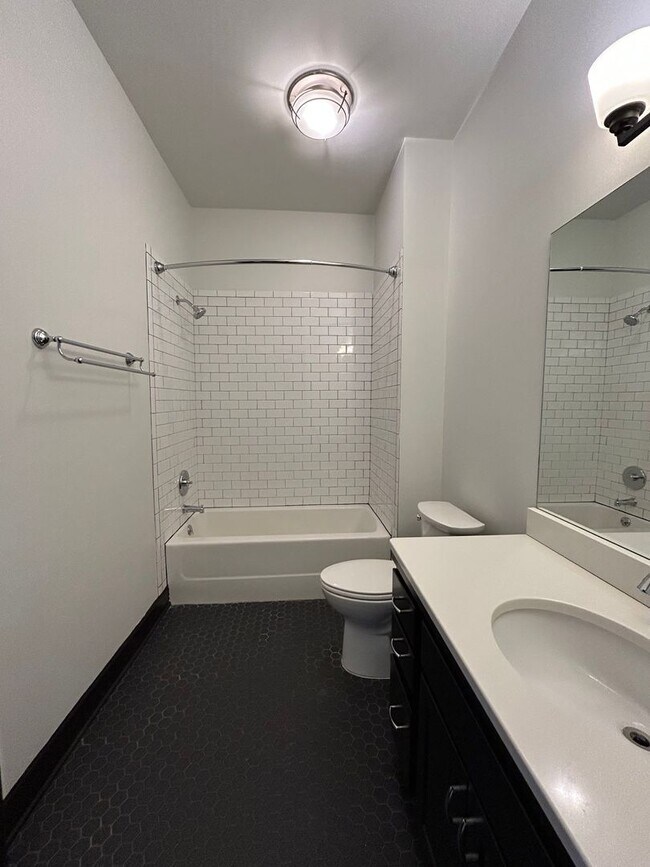 Building Photo - Adorable Studio Apartment in Downtown Omaha