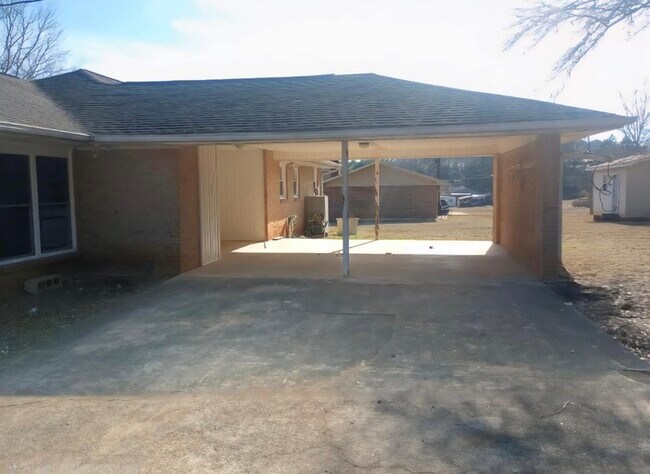 Building Photo - 3 bedroom 2 bathrooms