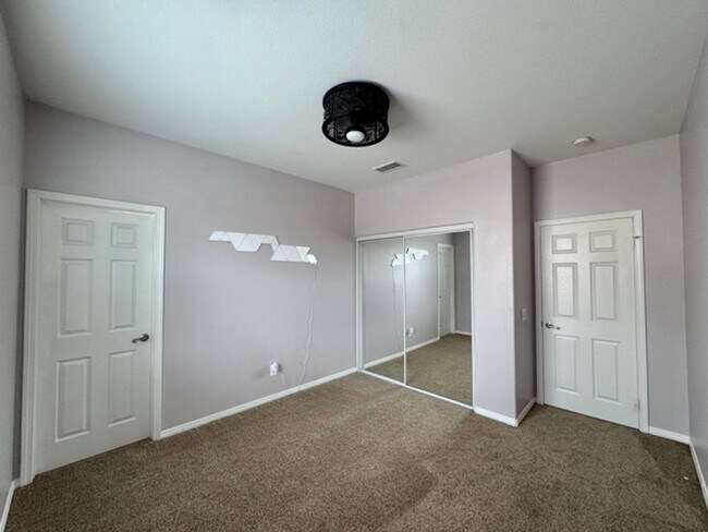 Building Photo - Discover this beautifully upgraded 5 bedro...