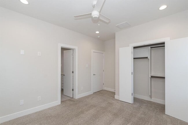 Building Photo - 3344 Pinemont Dr