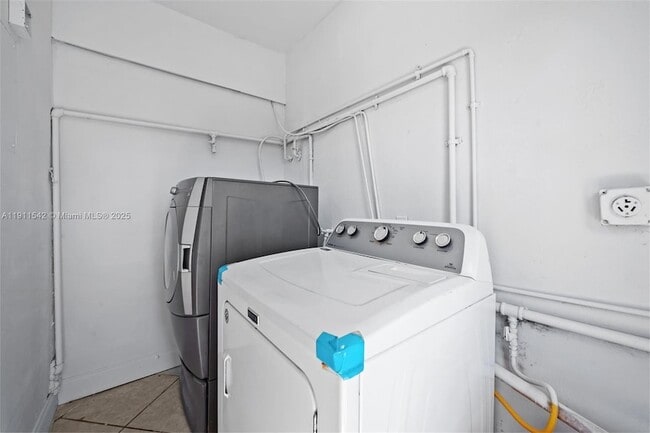 Building Photo - 2444 Plunkett St