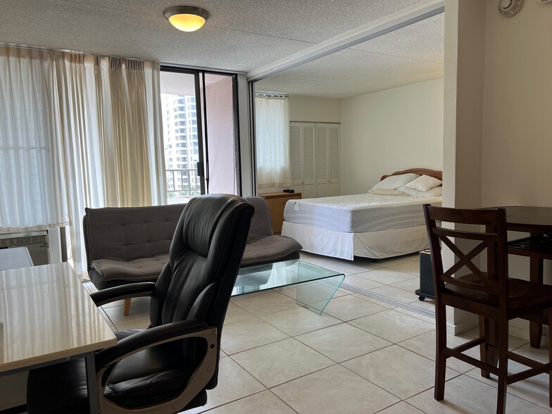 Building Photo - 2240 Kuhio Ave