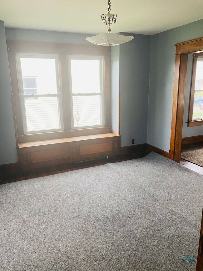 Building Photo - 2 bedroom single family home ready now