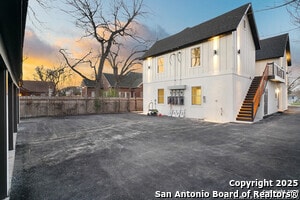 Building Photo - 1644 W Mistletoe Ave