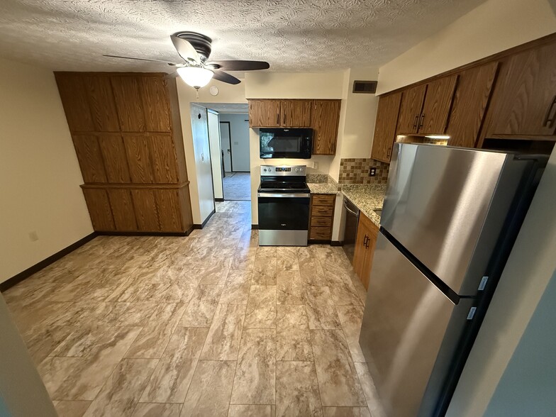 Kitchen - 5784 Pepperwood Ct