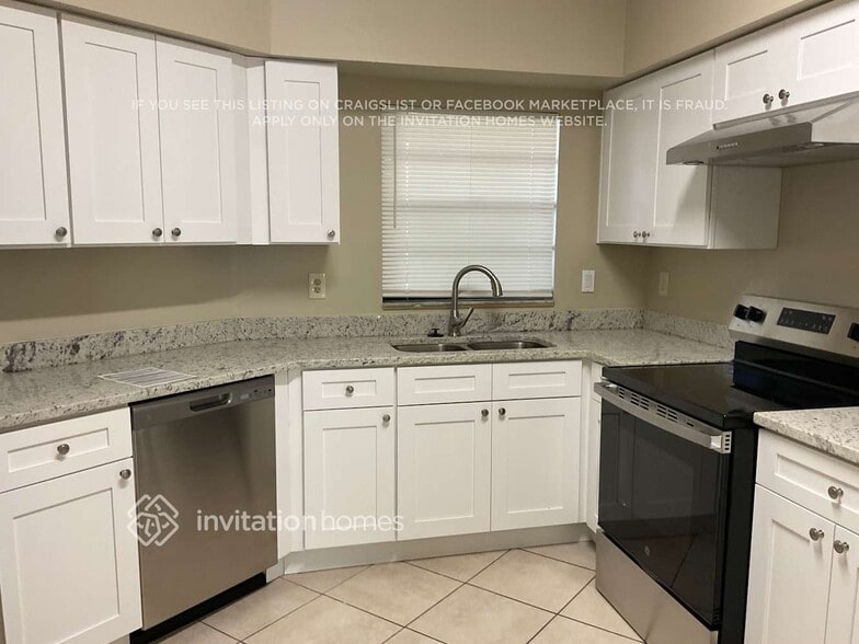 Building Photo - 1726 Lk Crst Ave